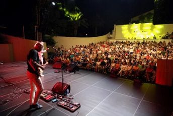 Koncert pred više stotina ljubitelja pop-rok zvuka: Perper oduševio publiku u Baru Koncert pred više stotina ljubitelja pop-rok zvuka: Perper oduševio publiku u Baru