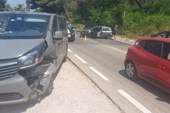 Velike gužve na putnom pravcu Sutomore - Bar: Udes kod Crvene plaže Velike gužve na putnom pravcu Sutomore - Bar: Udes kod Crvene plaže