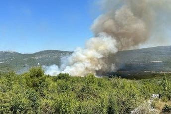 Hrvatska: Buknuo požar kod Trogira, vatrenu stihiju gase i iz vazduha Hrvatska: Buknuo požar kod Trogira, vatrenu stihiju gase i iz vazduha