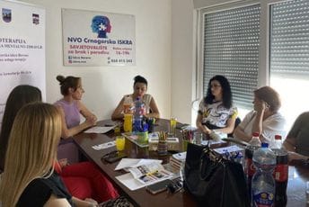 Bojović: Pružane usluge psihoterapije za vulnerabilne korisnike; Popović-Golubović: Prioritet obuka predstavnika lokalnih institucija Bojović: Pružane usluge psihoterapije za vulnerabilne korisnike; Popović-Golubović: Prioritet obuka predstavnika lokalnih institucija