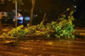Jako nevrijeme zahvatilo BiH: Vjetar čupao drveće, krovove sa kuća, padao i grad Jako nevrijeme zahvatilo BiH: Vjetar čupao drveće, krovove sa kuća, padao i grad