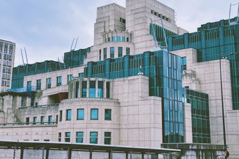 Šef MI6: Vještačka inteligencija neće zamijeniti agente, ljudski faktor ključan Šef MI6: Vještačka inteligencija neće zamijeniti agente, ljudski faktor ključan