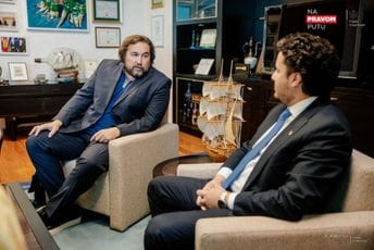 Abazović o Šćepanoviću: Zadovoljan sam što je Vlada uspjela da u Crnu Goru vrati profesionalca i ostvarenog umjetnika Abazović o Šćepanoviću: Zadovoljan sam što je Vlada uspjela da u Crnu Goru vrati profesionalca i ostvarenog umjetnika