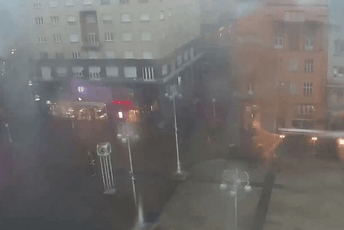 Snažno nevrijeme poharalo Zagreb, u centru grada kao da je pao mrak Snažno nevrijeme poharalo Zagreb, u centru grada kao da je pao mrak