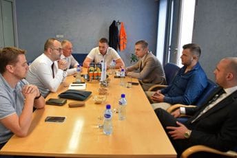 Aerodromi i Opština Zeta radiće na autobuskom povezivanju sa svim gradovima CG Aerodromi i Opština Zeta radiće na autobuskom povezivanju sa svim gradovima CG