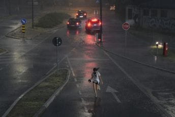 Katastrofa nakon Slovenije i Hrvatske pogodila i Srbiju: Lete krovovi, vjetar čupa drveće, voćnjaci uništeni