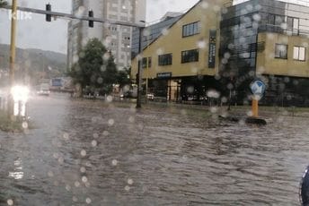 Jedna osoba je poginula tokom nepogoda u BiH, ulice su pod vodom, aerodrom ostao bez dijela krova...