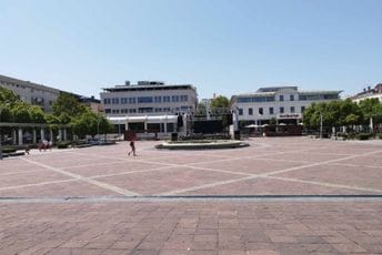(FOTO) Podgorica na plus 40 gotovo pusta, ali onima koje smo zatekli na ulici vrućina ne smeta: „Pa zar nije jul?“ (FOTO) Podgorica na plus 40 gotovo pusta, ali onima koje smo zatekli na ulici vrućina ne smeta: „Pa zar nije jul?“
