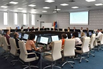 Zbog prepisivanja umjesto na dvije isključena sa fakulteta na godinu Zbog prepisivanja umjesto na dvije isključena sa fakulteta na godinu