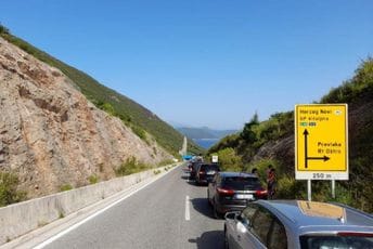 Gužve na granici sa Hrvatskom, kolone po tri kilometra Gužve na granici sa Hrvatskom, kolone po tri kilometra