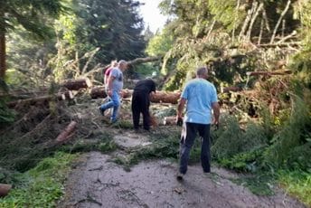 Olujni vjetar na području Pljevalja napravio veliku štetu: Mještani uklanjali polomljena stabla sa puteva Olujni vjetar na području Pljevalja napravio veliku štetu: Mještani uklanjali polomljena stabla sa puteva