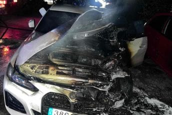 Gorjela vozila na parkingu u Nikšiću u ranim jutarnjim satima: Intervenisali vatrogasci Gorjela vozila na parkingu u Nikšiću u ranim jutarnjim satima: Intervenisali vatrogasci