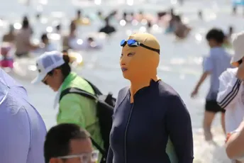 Da li biste ga nosili na plaži: Ovo je 'fejskini', a u jednoj državi njegova prodaja obara rekorde Da li biste ga nosili na plaži: Ovo je 'fejskini', a u jednoj državi njegova prodaja obara rekorde