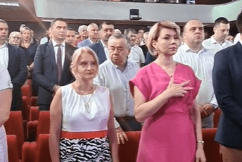 Opet u prisustvu Milatovića: Jelena Božović sa tri prsta na grudima ispratila intoniranje himne Opet u prisustvu Milatovića: Jelena Božović sa tri prsta na grudima ispratila intoniranje himne