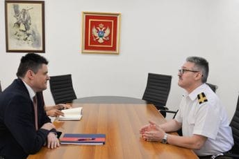 Oproštajna posjeta: Izaslanik odbrane Rumunije sa Perovićem, generalom Pešićem i pukovnikom Radulovićem Oproštajna posjeta: Izaslanik odbrane Rumunije sa Perovićem, generalom Pešićem i pukovnikom Radulovićem