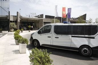 Haotično: Pripadnici PTJ pretresali ljude u hotelu ,,Podgorica“, upadali u poslovne prostore u soliteru Haotično: Pripadnici PTJ pretresali ljude u hotelu ,,Podgorica“, upadali u poslovne prostore u soliteru