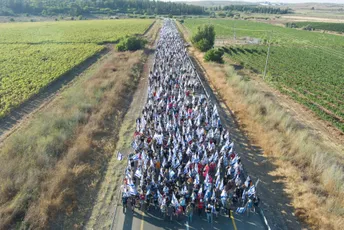 Izrael: Počeo veliki marš od Tel Aviva do Jerusalima, kolona duga oko četiri kilometra Izrael: Počeo veliki marš od Tel Aviva do Jerusalima, kolona duga oko četiri kilometra