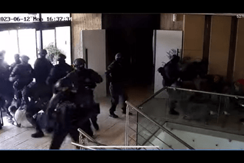 (VIDEO) Pripadnici PJP tokom racije u hotelu Podgorica oborili i udarali policijskog inspektora (VIDEO) Pripadnici PJP tokom racije u hotelu Podgorica oborili i udarali policijskog inspektora