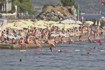 U Herceg Novom skoro tri i po hiljade turista manje nego u isto vrijeme prošle godine U Herceg Novom skoro tri i po hiljade turista manje nego u isto vrijeme prošle godine