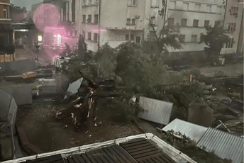 Nevrijeme u Srbiji: Oštećene tri zgrade, pet osoba spašeno Nevrijeme u Srbiji: Oštećene tri zgrade, pet osoba spašeno