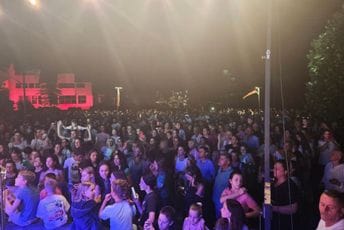 Pogledajte kako je u Šavniku: Nastupa Hari Mata Hari, a pivo je - besplatno (FOTO/VIDEO) Pogledajte kako je u Šavniku: Nastupa Hari Mata Hari, a pivo je - besplatno (FOTO/VIDEO)