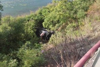 Automobil sletio s puta u Virpazaru Automobil sletio s puta u Virpazaru