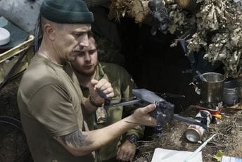 Djeca u ruskim školama učiće kako da upravljaju dronovima i rukuju bombama Djeca u ruskim školama učiće kako da upravljaju dronovima i rukuju bombama