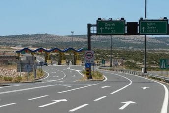 Makarska: Napadnut autobus sa crnogorskim navijačima Makarska: Napadnut autobus sa crnogorskim navijačima