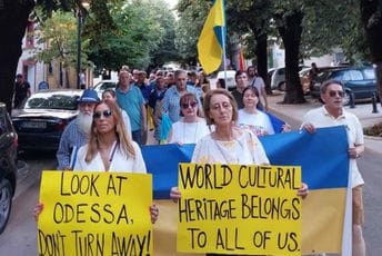 Cetinje šetalo za Ukrajinu: Look At Odessa, Don't Turn Away Cetinje šetalo za Ukrajinu: Look At Odessa, Don't Turn Away