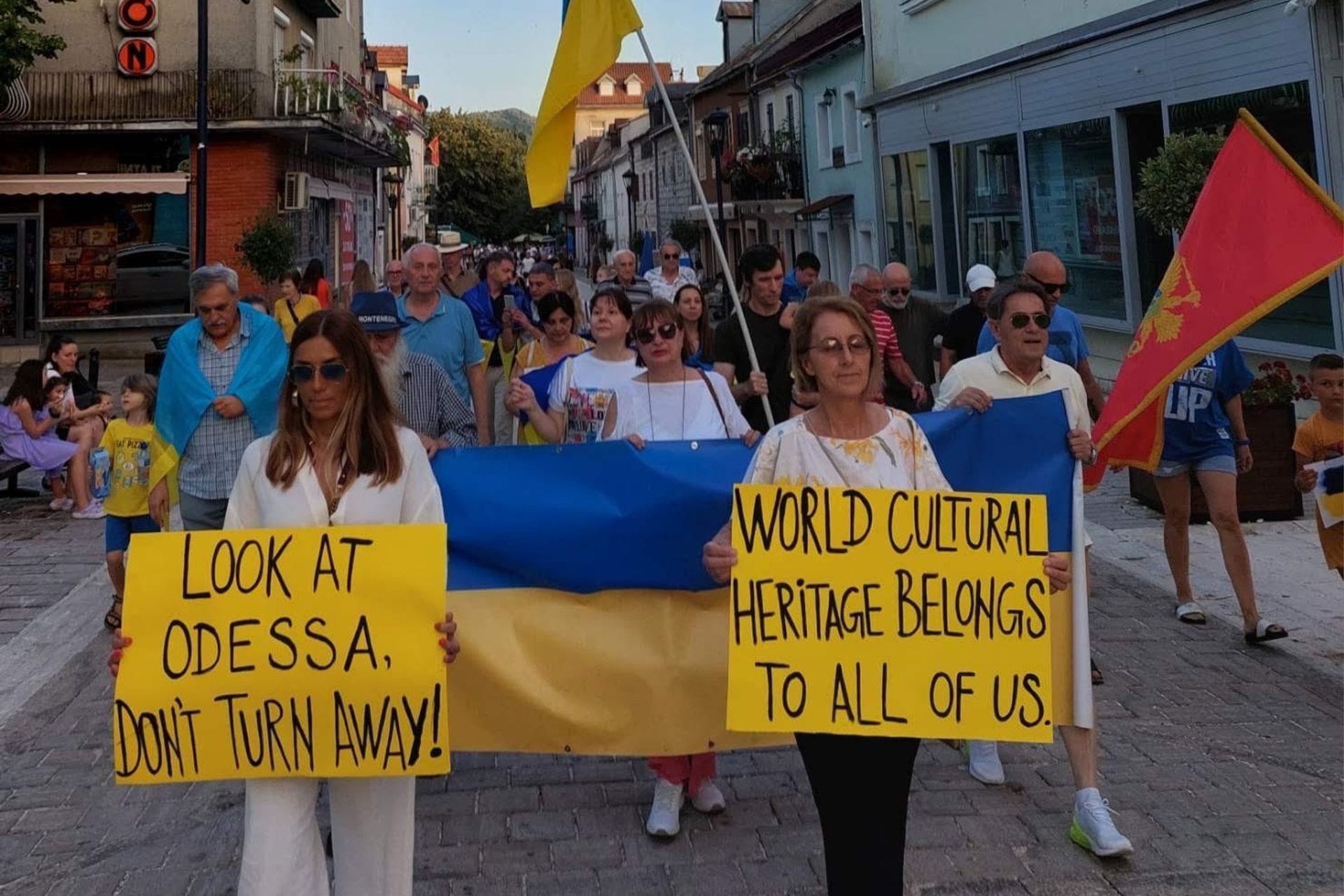 Fotografija 1: Cetinje šetalo za Ukrajinu: Look At Odessa, Don't Turn Away