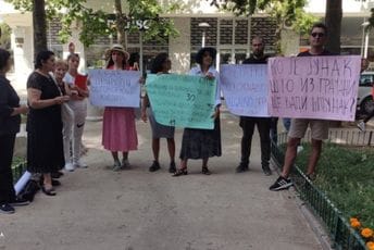 “Imamo pravo da bude čisto”: Građani protestovali u odbranu rijeke Gračanice ispred Opštine Nikšić “Imamo pravo da bude čisto”: Građani protestovali u odbranu rijeke Gračanice ispred Opštine Nikšić