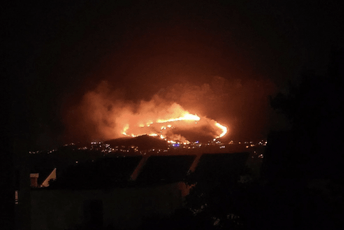 Ogroman požar bukti kod Dubrovnika: Prišao naseljima, vatrogasci se čitave noći borili sa plamenom