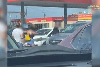 (VIDEO) Slučajno zaključao dijete u kolima, pa razbijao šoferšajbnu (VIDEO) Slučajno zaključao dijete u kolima, pa razbijao šoferšajbnu