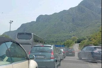 Povremeno obustave kod tunela Sozina: Zbog gužvi u Sutomoru Povremeno obustave kod tunela Sozina: Zbog gužvi u Sutomoru