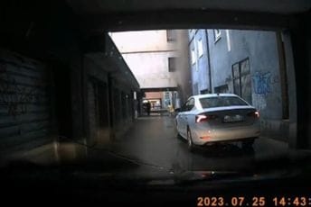 Nevrijeme u Novom Sadu: Za dlaku izbjegnuta tragedija, na dječake se zamalo obrušio dio zgrade Nevrijeme u Novom Sadu: Za dlaku izbjegnuta tragedija, na dječake se zamalo obrušio dio zgrade