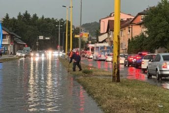 Nova žrtva oluje u BiH: Stradao radnik koji je popravljao kvarove nastale zbog nevremena Nova žrtva oluje u BiH: Stradao radnik koji je popravljao kvarove nastale zbog nevremena