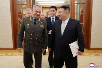 Kim Džong Un „prijateljski razgovarao“ sa Sergejem Šojguom u Pjongjangu Kim Džong Un „prijateljski razgovarao“ sa Sergejem Šojguom u Pjongjangu