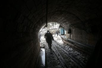 Rudari iz Zenice proveli noć u jami: Nisu primili plate ni za jun, traže da se vlasti hitno uključe u problem Rudari iz Zenice proveli noć u jami: Nisu primili plate ni za jun, traže da se vlasti hitno uključe u problem