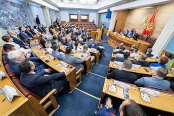 Pogledajte kako je danas bilo u Skupštini (FOTO) Pogledajte kako je danas bilo u Skupštini (FOTO)