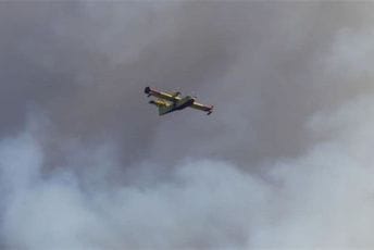 Požar na hrvatskom ostrvu Čiovu još bukti, gase ga kanaderi Požar na hrvatskom ostrvu Čiovu još bukti, gase ga kanaderi