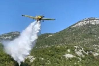 Požar na lokalitetu Grbavci - Bolje sestre stavljen pod kontrolu: Avion MUP-a nadletio 13 puta, na požarište izbačeno 39 tona vode