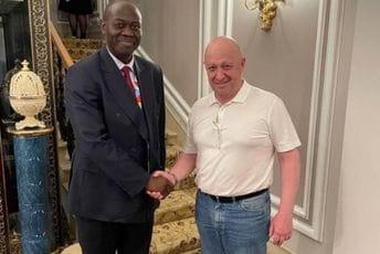 Prigožin na samitu Rusije i Afrike u Sankt Peterburgu, rukovao se s afričkim zvaničnikom Prigožin na samitu Rusije i Afrike u Sankt Peterburgu, rukovao se s afričkim zvaničnikom