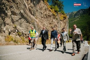 Počela trajna sanacija lokaliteta Sokolovine na magistralnom putu Mojkovac - Đurđevića Tara, Abazović, Delić i Vuksanović obišli radove Počela trajna sanacija lokaliteta Sokolovine na magistralnom putu Mojkovac - Đurđevića Tara, Abazović, Delić i Vuksanović obišli radove