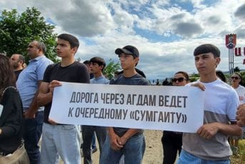 Kremlj prisiljava stanovnike Karabaha da odbijaju hranu i humanitarnu pomoć Stanovnici Nagorno Karabaha blokirali put u Agdamu