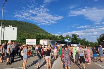 Radnici Instituta blokirali prelaze ka Hrvatskoj Radnici Instituta blokirali prelaze ka Hrvatskoj