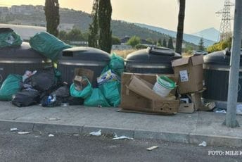 "Ima li pilota u vašem štrokavom avionu, braćo Crnogorci???" "Ima li pilota u vašem štrokavom avionu, braćo Crnogorci???"
