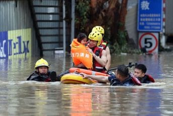 Kina se bori sa stravičnim poplavama: Kiša ne prestaje da pada danima, hiljade evakuisanih u Pekingu Kina se bori sa stravičnim poplavama: Kiša ne prestaje da pada danima, hiljade evakuisanih u Pekingu