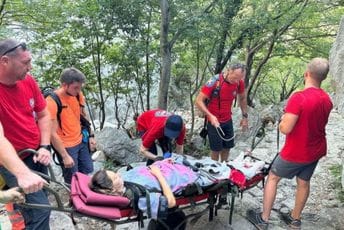 Nesvakidašnja akcija u Hrvatskoj: Gorska služba i radnici NP Paklenica pomogli turistkinji da se porodi u kanjonu Nesvakidašnja akcija u Hrvatskoj: Gorska služba i radnici NP Paklenica pomogli turistkinji da se porodi u kanjonu