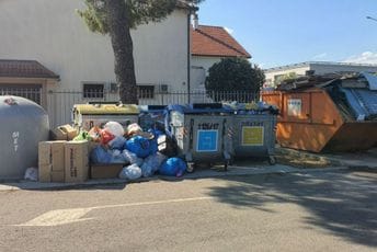 (FOTO) „Nikad do sad nije bilo ovako“: Reciklažno dvorište u Tološima zatrpano smećem