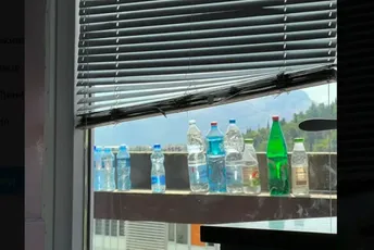 Pacijentkinje na Ginekologiji griju vodu u plastičnim flašama; KCCG: Oprema kupljena, problem se rješava poslije 50 godina Pacijentkinje na Ginekologiji griju vodu u plastičnim flašama; KCCG: Oprema kupljena, problem se rješava poslije 50 godina